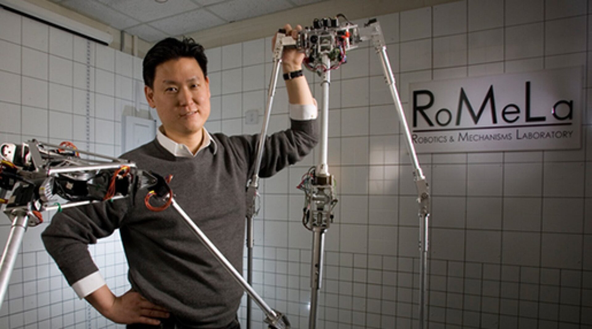 A robot is a special. Неуклюжий робот. Лазеры в робототехнике. Синтетик робот.
